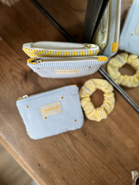 Pochette S rayée bleu & blanc à pâquerettes brodées – Bloom Babe | Sunshine Club