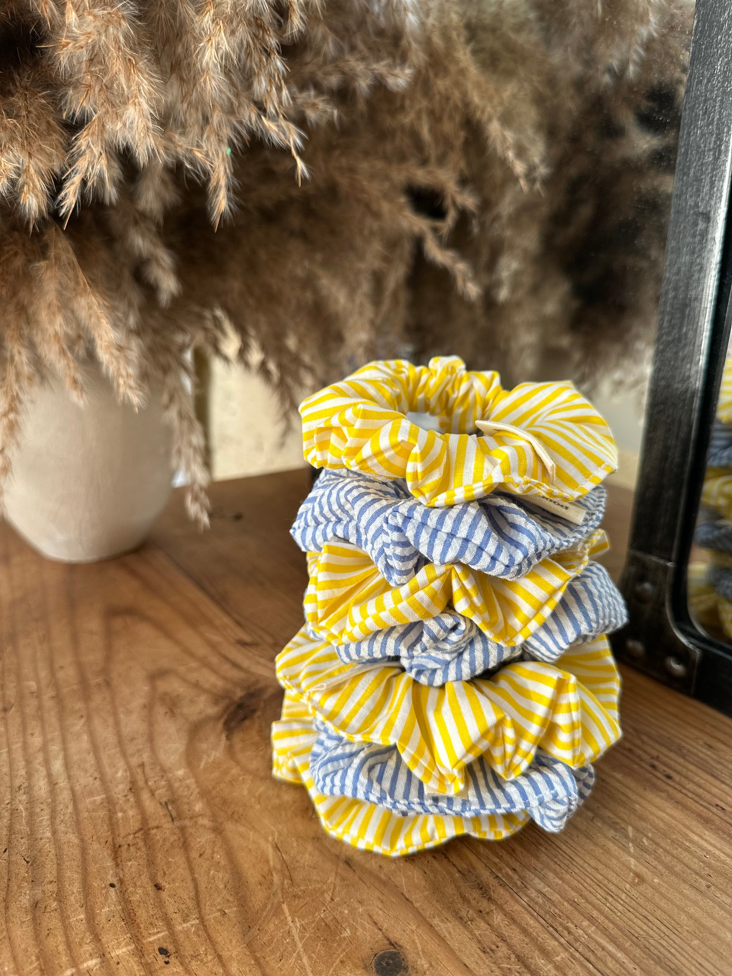 Chouchou rayée jaune & blanc – Lemon Glow 🍋| Sunshine Club