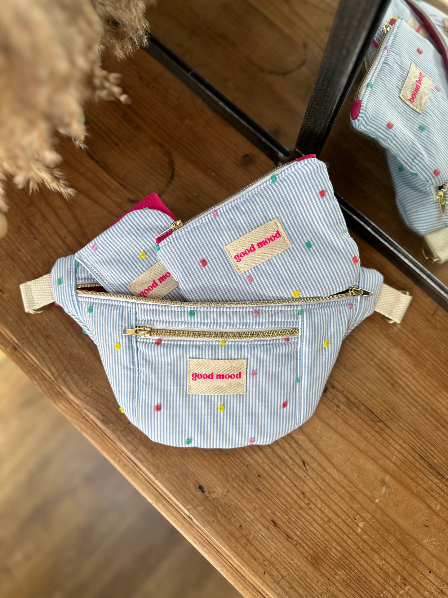 Pochette S rayée bleu & blanc avec pompons – Happy Stripes | Sunshine Club