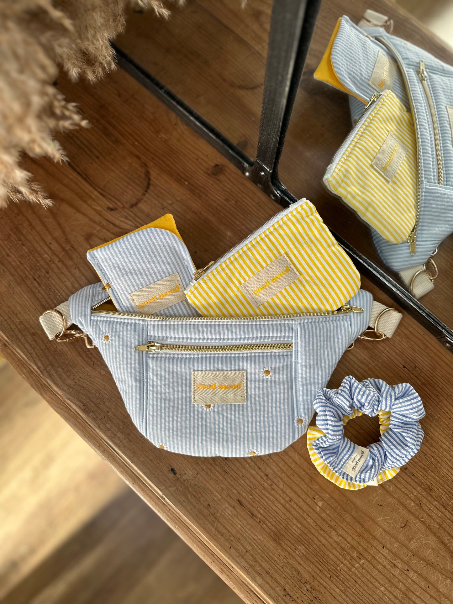 Etui à lunettes rayée bleu & blanc à pâquerettes brodées – Bloom Babe | Sunshine Club