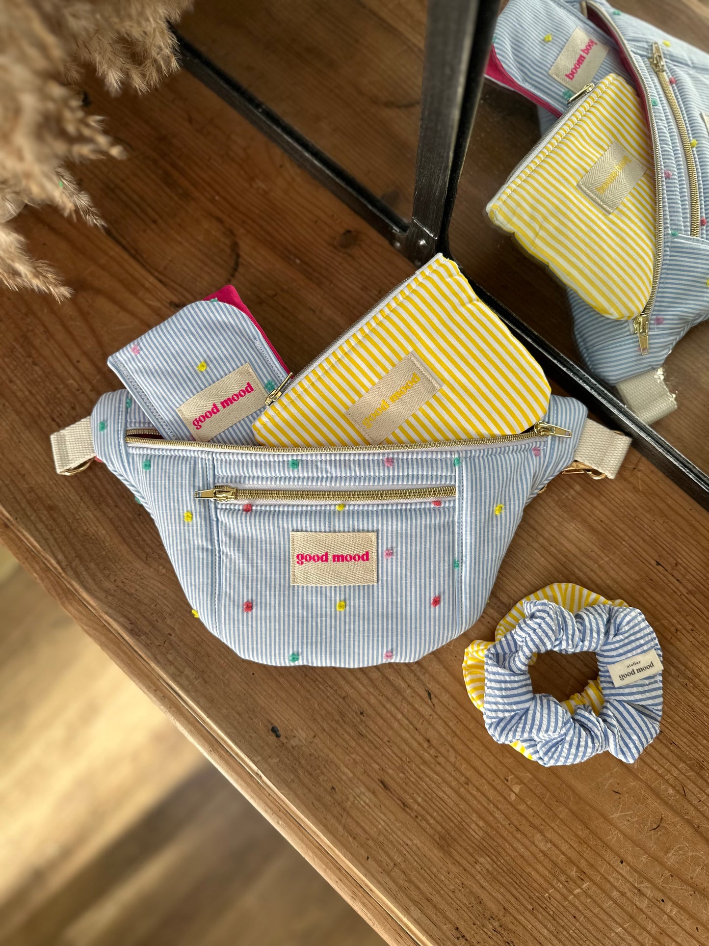 Banane rayée bleu & blanc avec pompons – Happy Stripes | Sunshine Club
