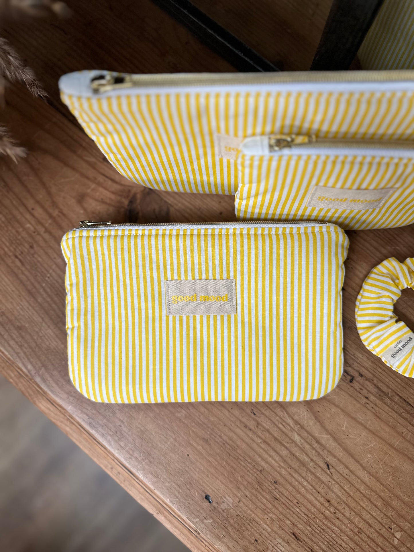 Pochette L rayée jaune & blanc – Lemon Glow 🍋| Sunshine Club