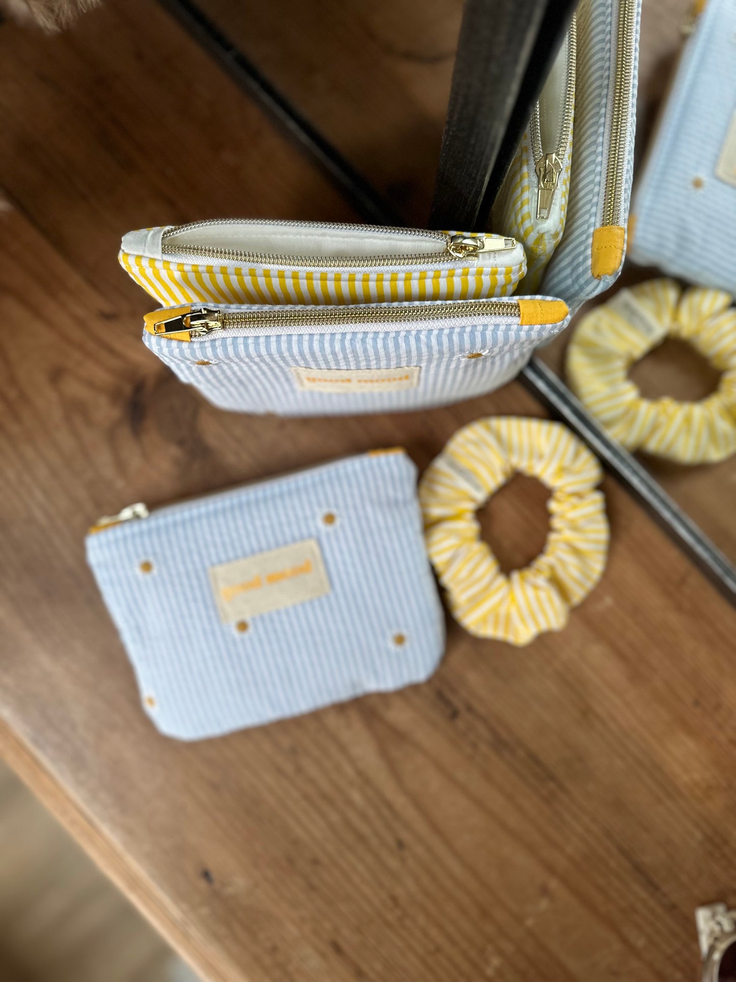 Pochette S rayée bleu & blanc à pâquerettes brodées – Bloom Babe | Sunshine Club