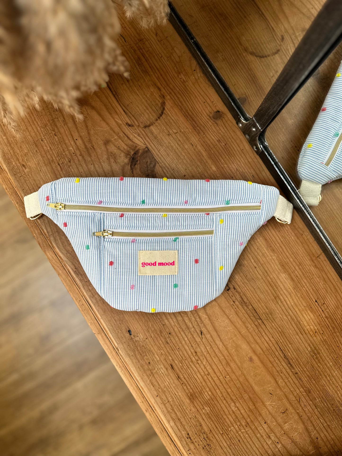 Banane rayée bleu & blanc avec pompons – Happy Stripes | Sunshine Club