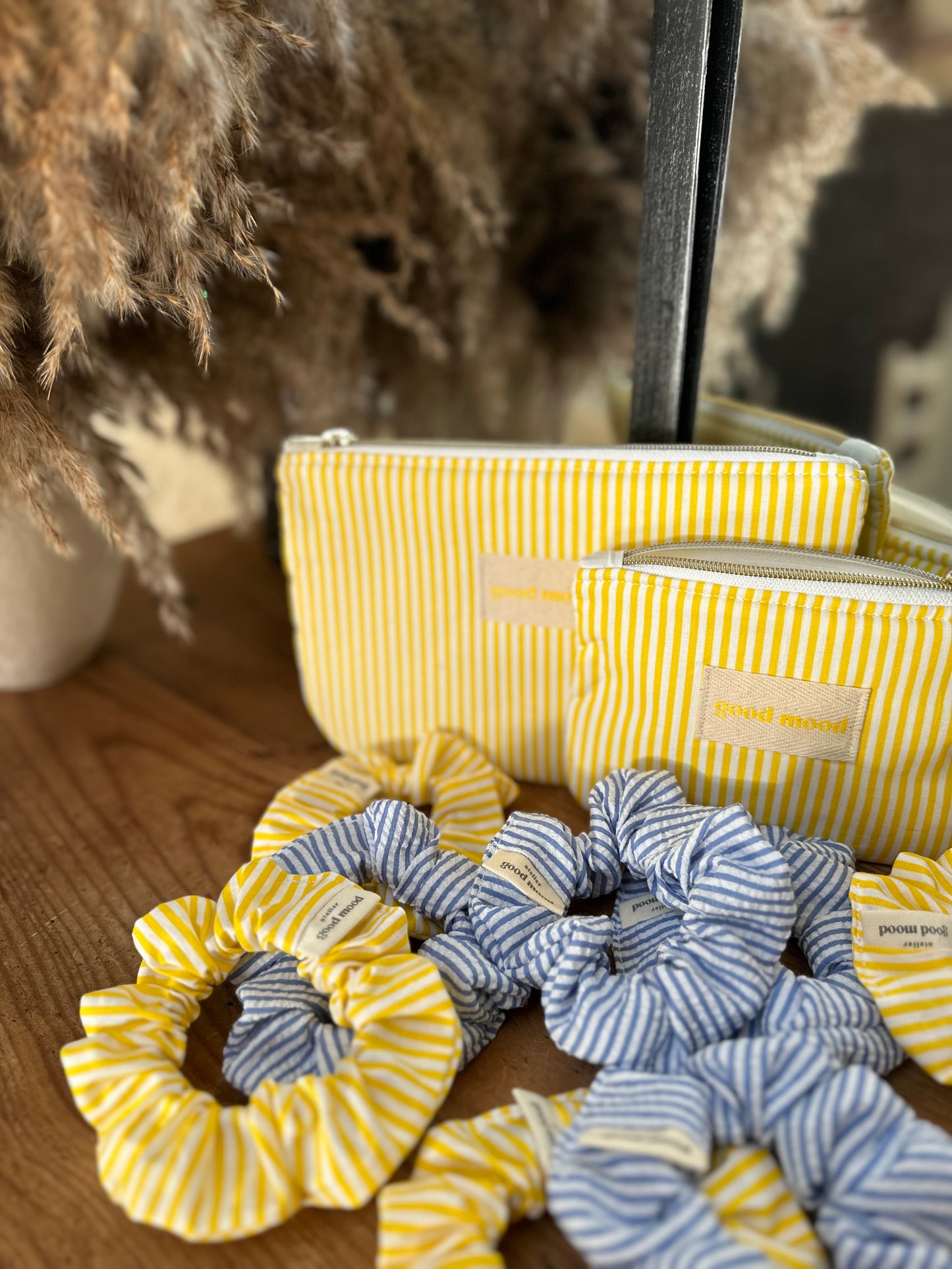 Pochette L rayée jaune & blanc – Lemon Glow 🍋| Sunshine Club