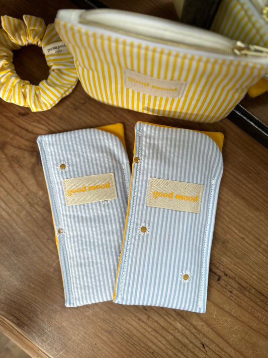 Etui à lunettes rayée bleu & blanc à pâquerettes brodées – Bloom Babe | Sunshine Club