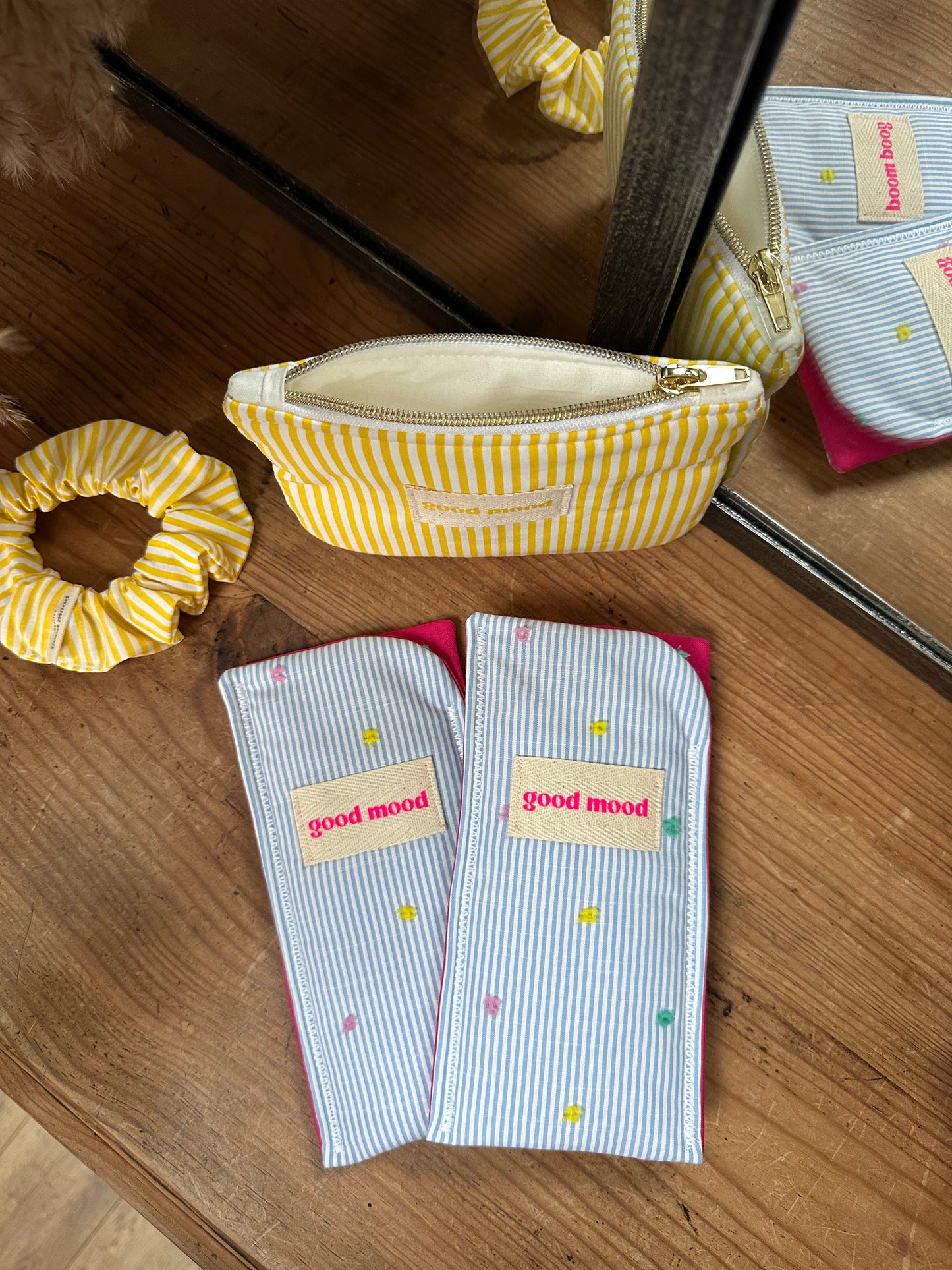 Etui à lunettes rayée bleu & blanc avec pompons – Happy Stripes | Sunshine Club