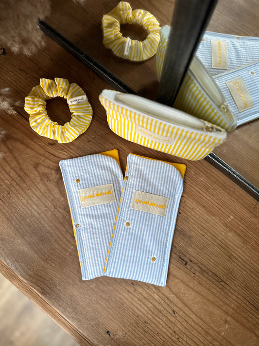 Etui à lunettes rayée bleu & blanc à pâquerettes brodées – Bloom Babe | Sunshine Club