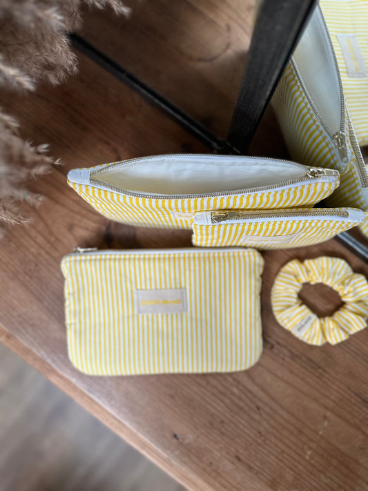 Pochette L rayée jaune & blanc – Lemon Glow 🍋| Sunshine Club