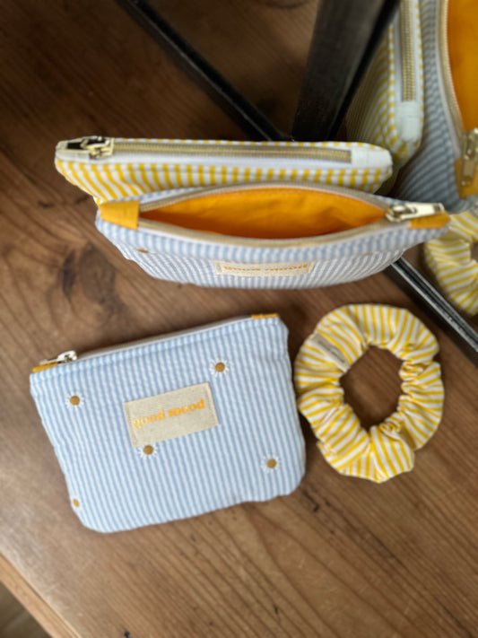 Pochette S rayée bleu & blanc à pâquerettes brodées – Bloom Babe | Sunshine Club