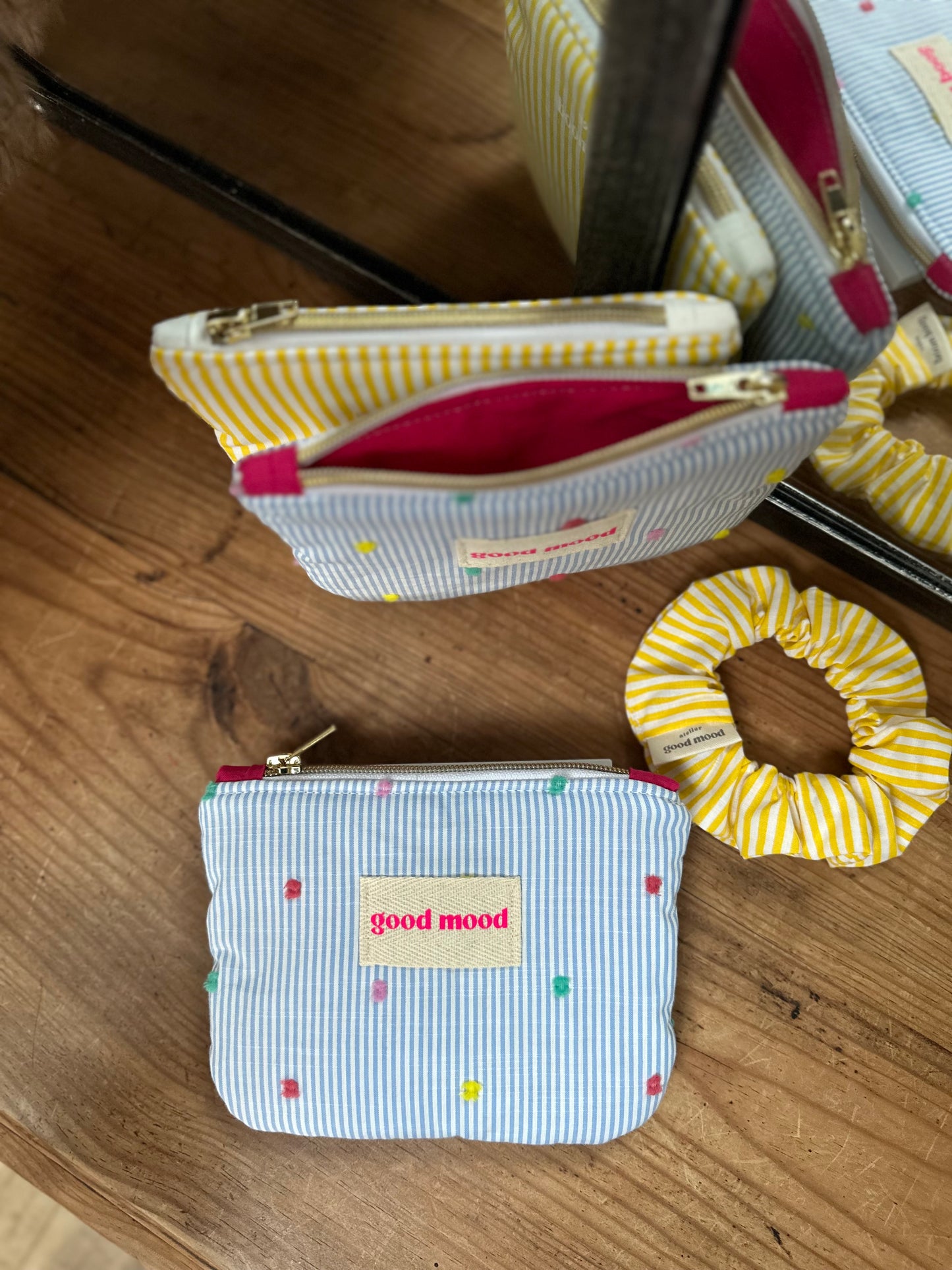 Pochette S rayée bleu & blanc avec pompons – Happy Stripes | Sunshine Club