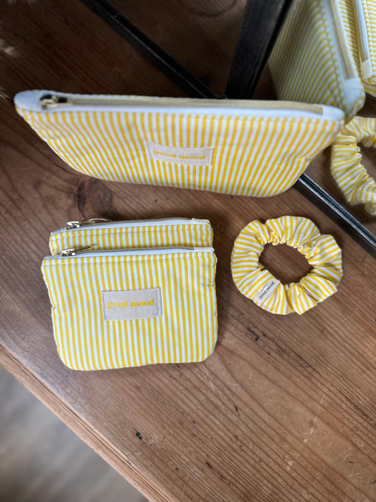 Pochette S rayée jaune & blanc – Lemon Glow 🍋| Sunshine Club