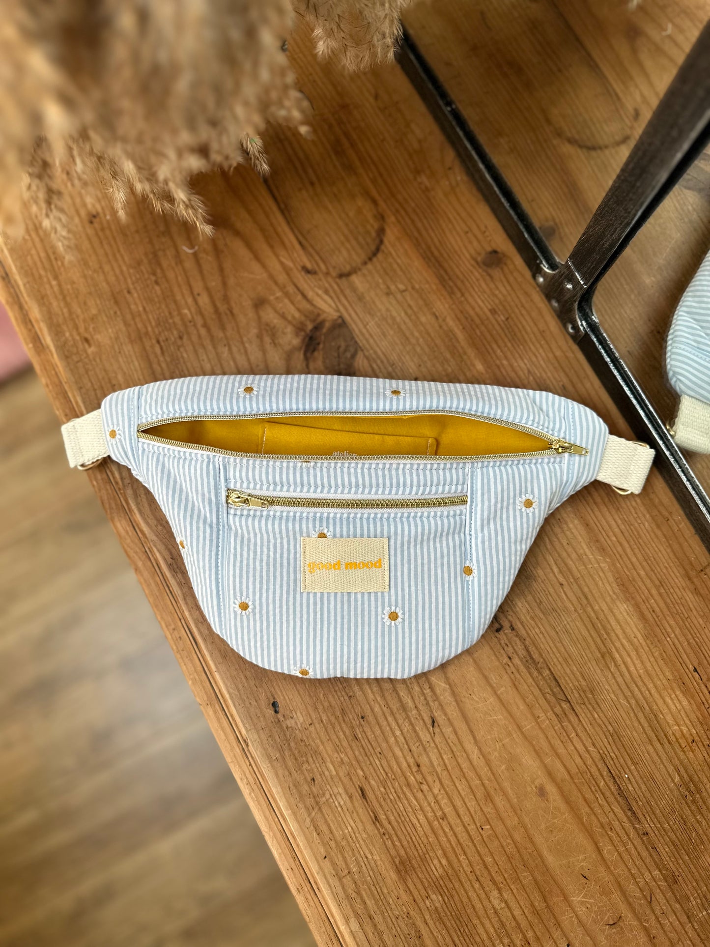 Banane rayée bleu & blanc à pâquerettes brodées – Bloom Babe | Sunshine Club