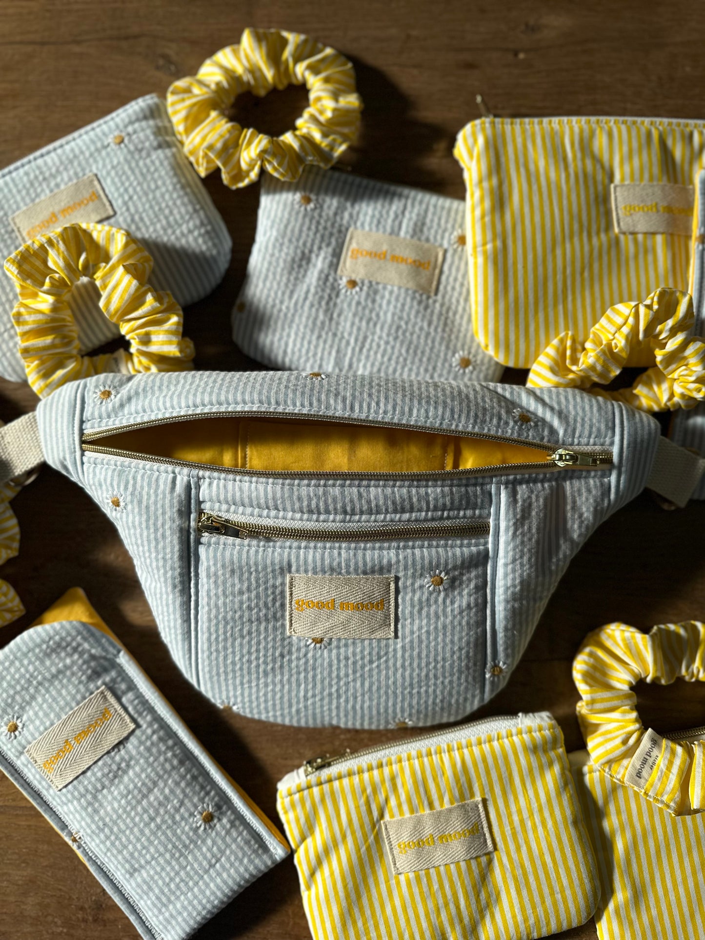 Banane rayée bleu & blanc à pâquerettes brodées – Bloom Babe | Sunshine Club