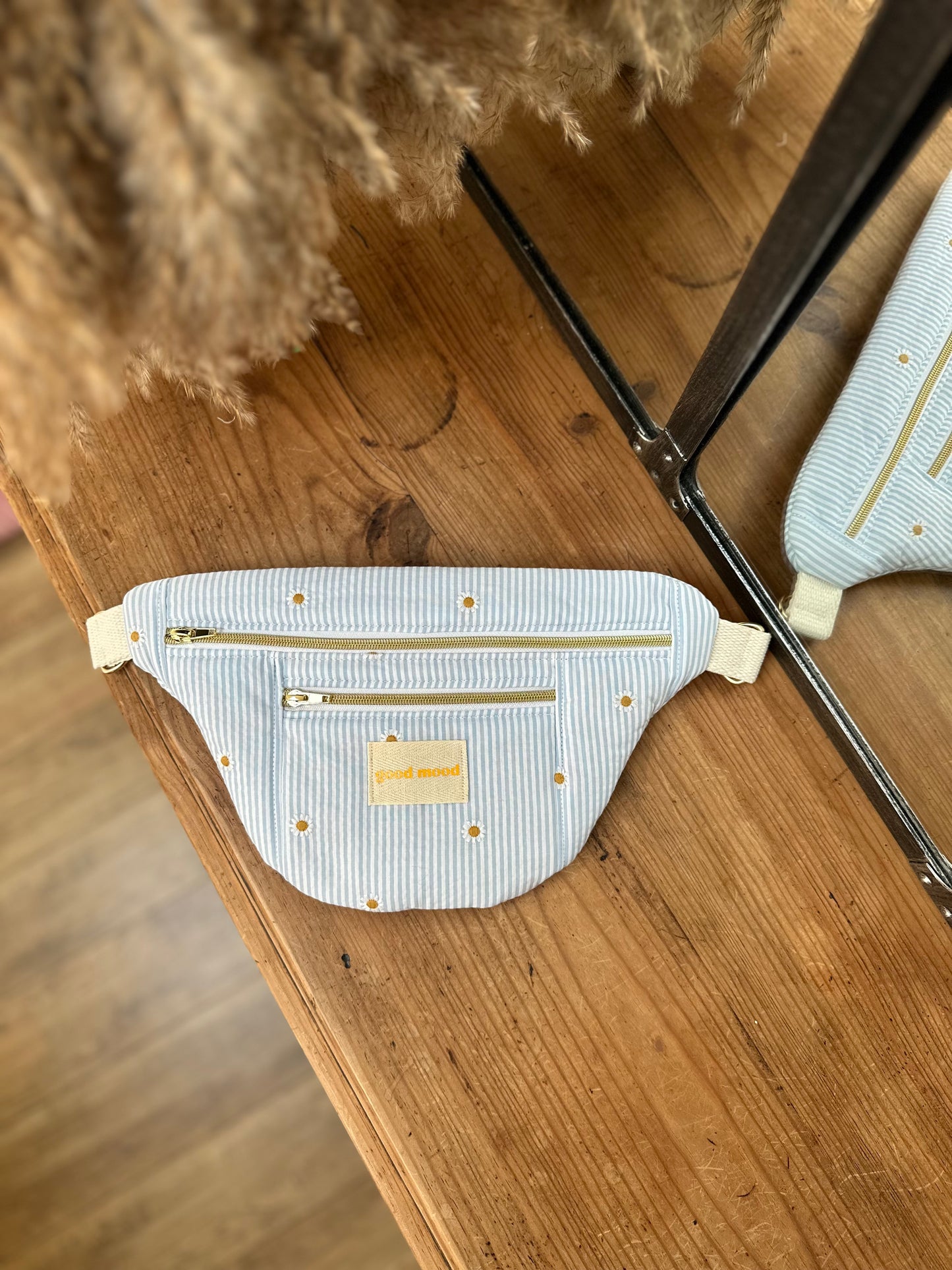 Banane rayée bleu & blanc à pâquerettes brodées – Bloom Babe | Sunshine Club