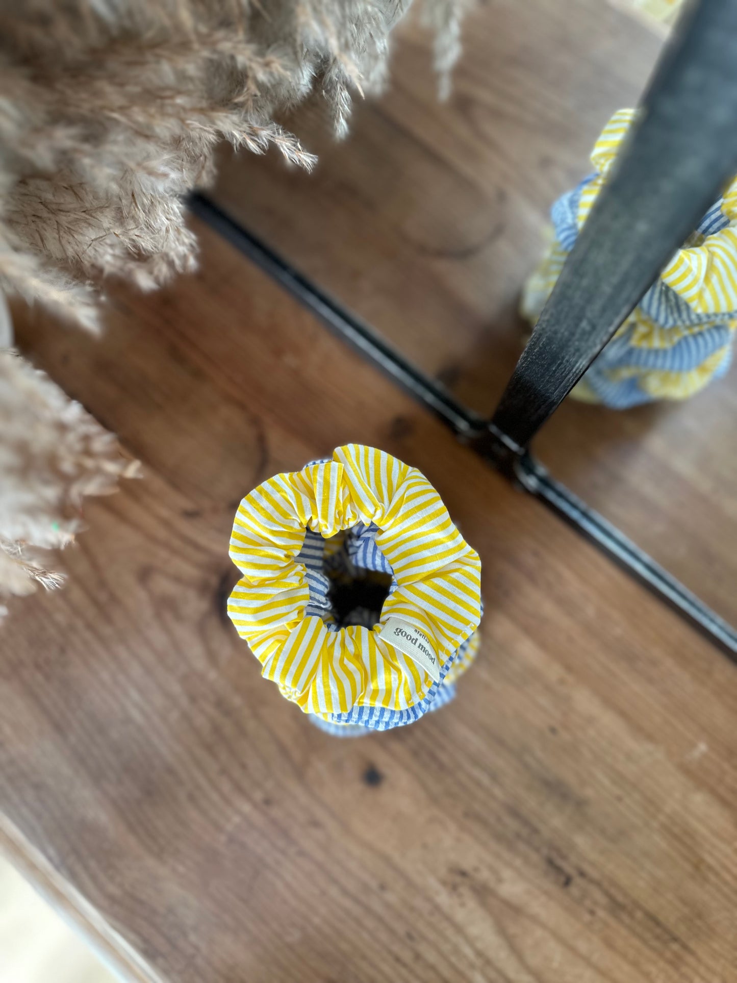 Chouchou rayée jaune & blanc – Lemon Glow 🍋| Sunshine Club